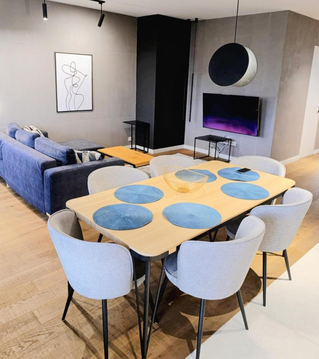 Spacious & Modern 3br-2ba Apartament